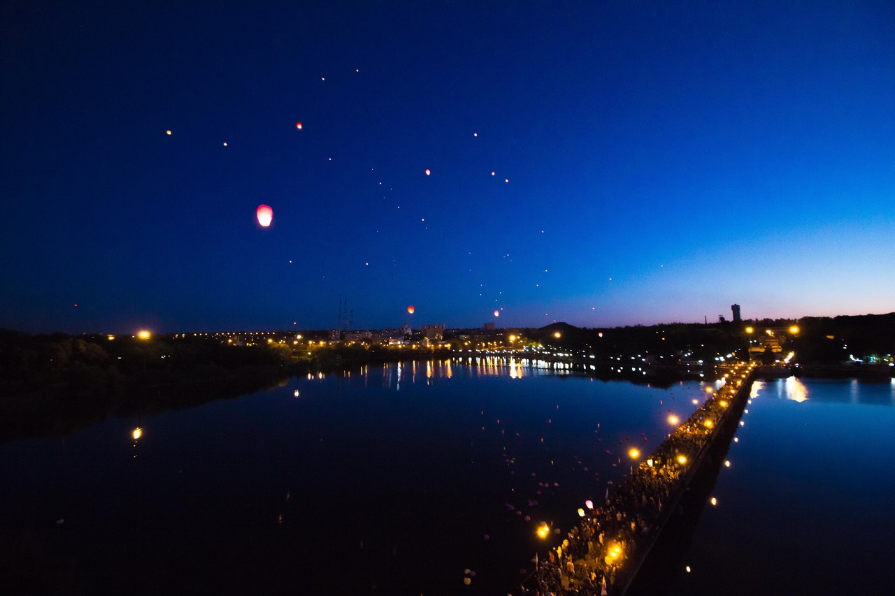 Общественное Движение «Донецкая Республика» запустило небесные фонарики в память о погибших детях Донбасса
