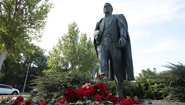 Александр Захарченко и Дмитрий Трапезников возложили цветы к памятнику Иосифу Кобзону