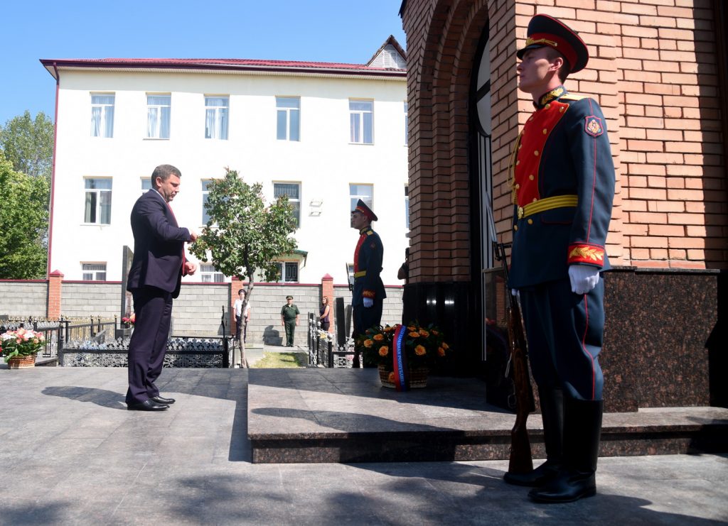 Александр Захарченко возложил цветы к мемориалу в Цхинвале