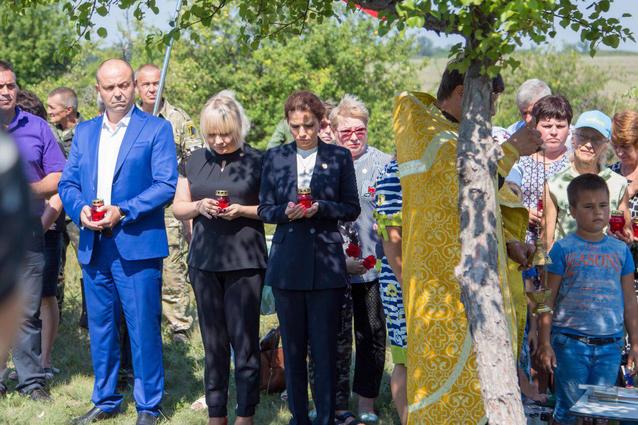 В поселке Рассыпное почтили память людей, погибших в результате обстрела в 2014 году