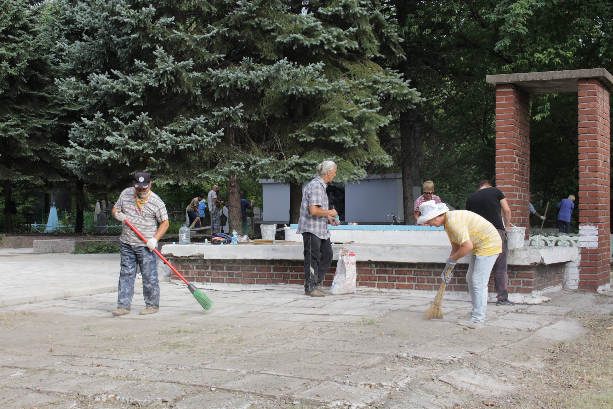 В Кировском районе Макеевки активисты убрали территорию двух мемориалов