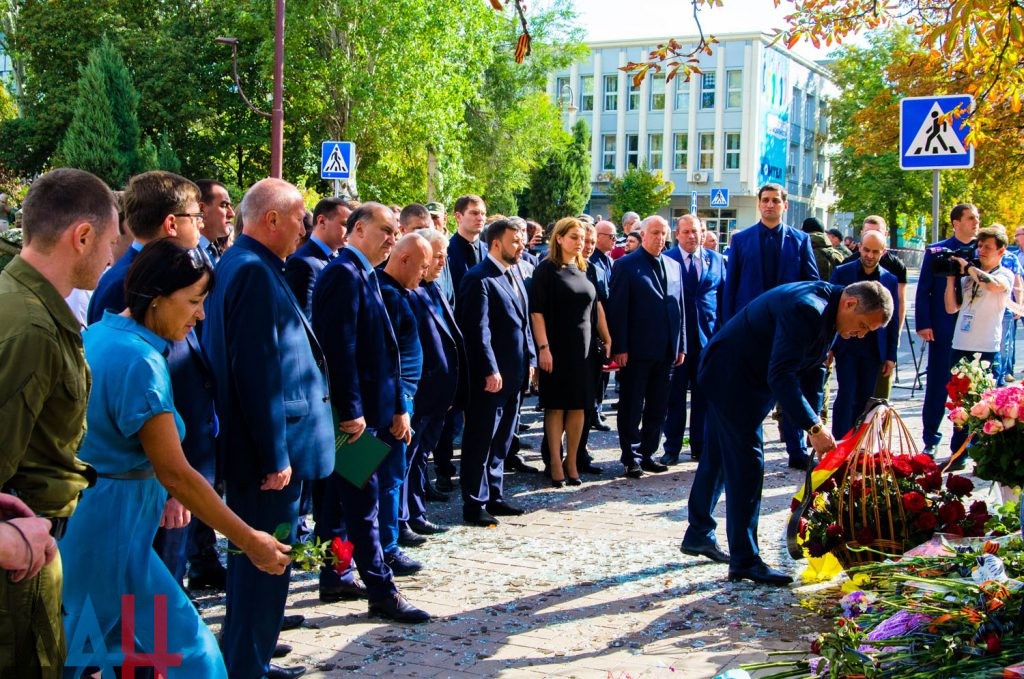 Члены иностранных делегаций почтили память Александра Захарченко
