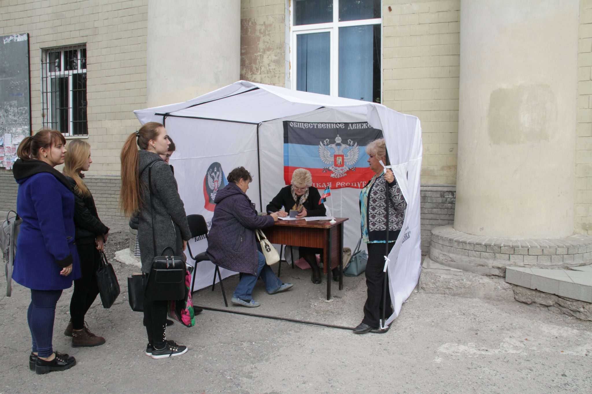 В Макеевке начали работу пикеты по сбору подписей в поддержку кандидатов в депутаты ДНР
