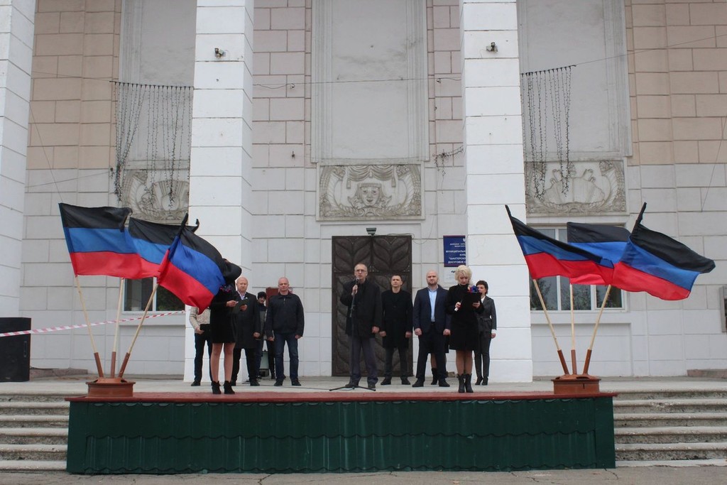 В Шахтерске прошел митинг посвященный Дню флага ДНР