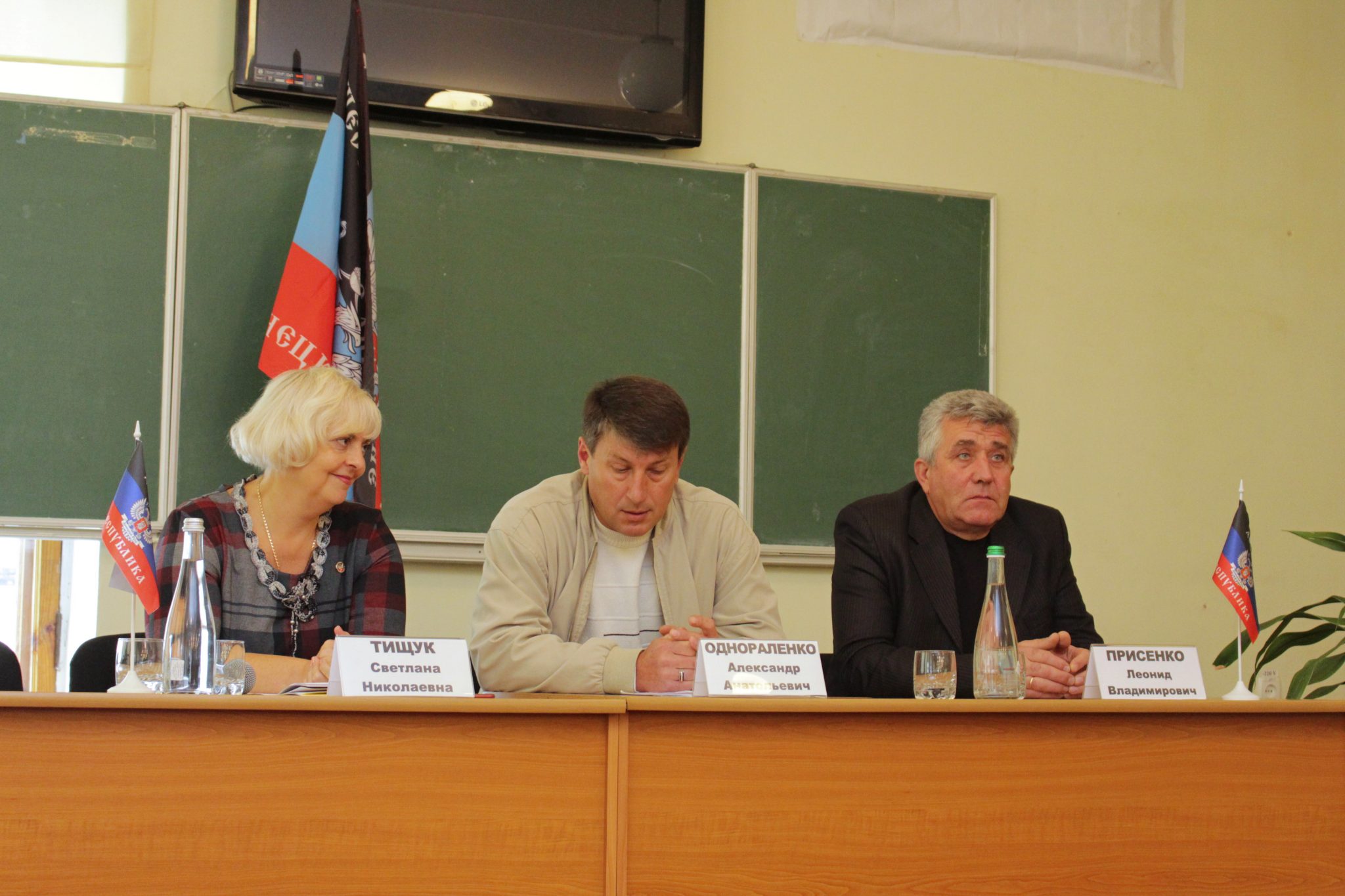 Кандидаты в депутаты провели агитационную встречу с педагогами и студентами Макеевки
