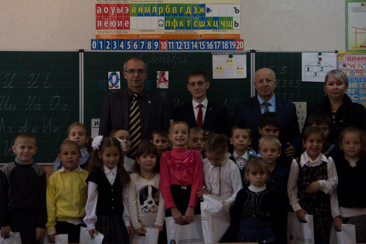 Общественное Движение «Донецкая Республика» вручило подарки школьникам Ясиноватой