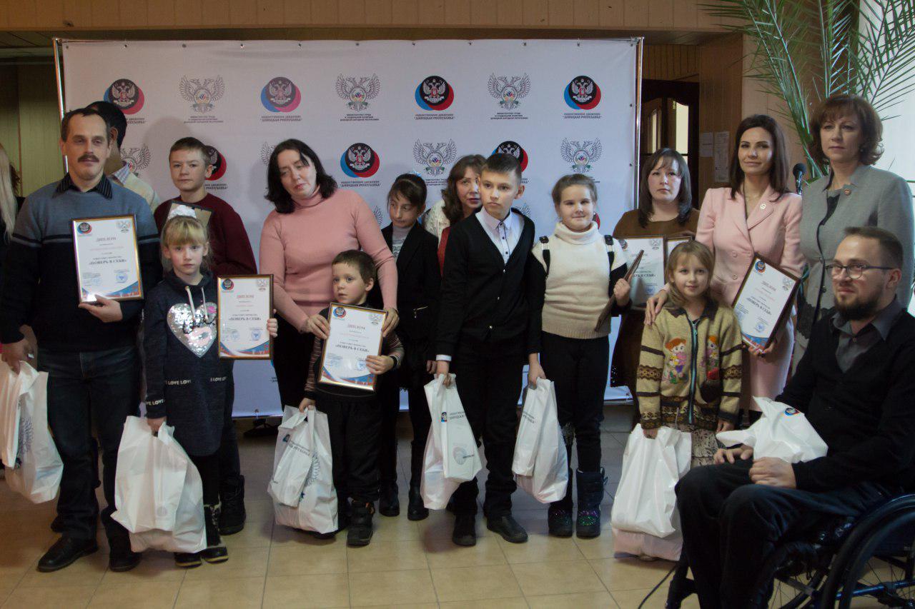 В Донецке представили творческие работы воспитанников центров реабилитации детей с ограниченными возможностями