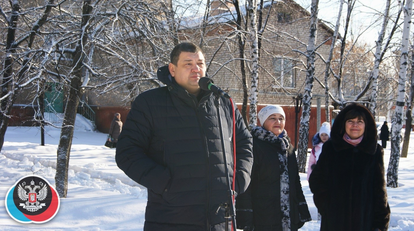В Центрально-Городском районе Горловки состоялось торжественное открытие ледового катка под открытым небом 