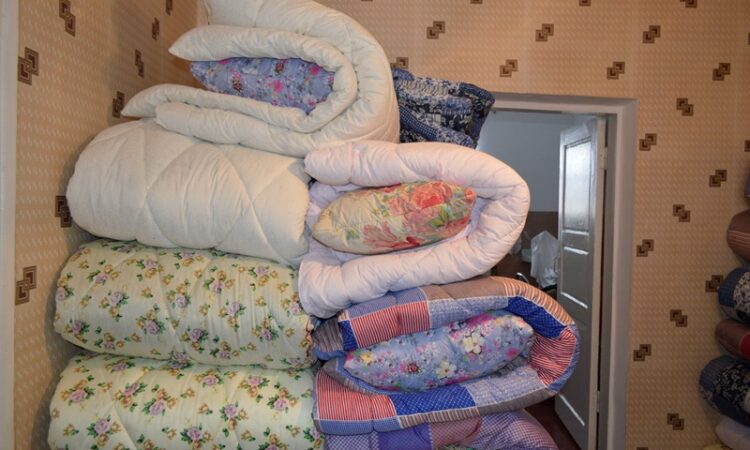 Более 70 комплектов одеял и подушек получили жители двух прифронтовых сел на юге ДНР