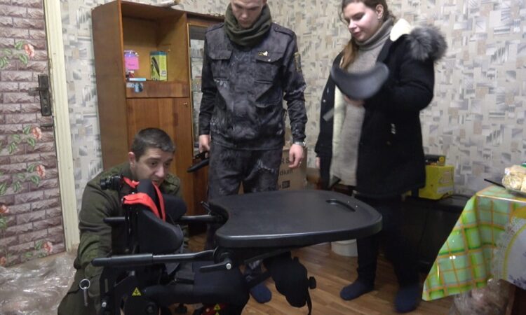 Депутат Народного Совета Александр Камышов передал медицинское оборудование ребенку из прифронтового села на юге Республики