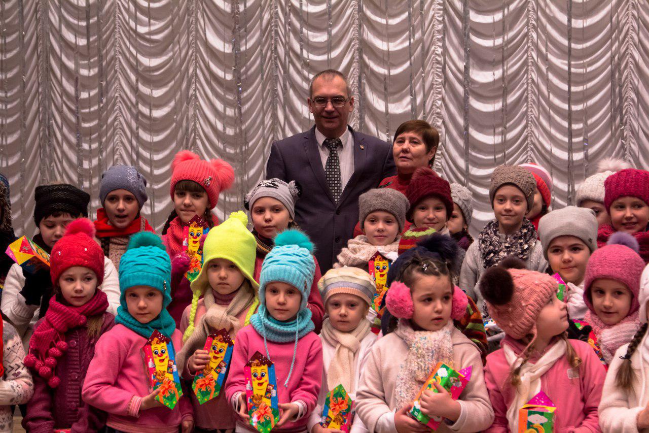 Дети из прифронтового района посетили театрализованное представление «Снежная королева»