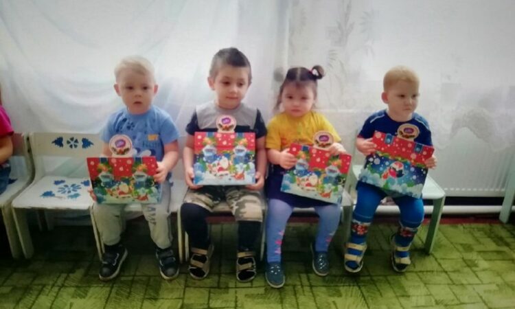 Дети поселка Красный Партизан получили сладкие подарки