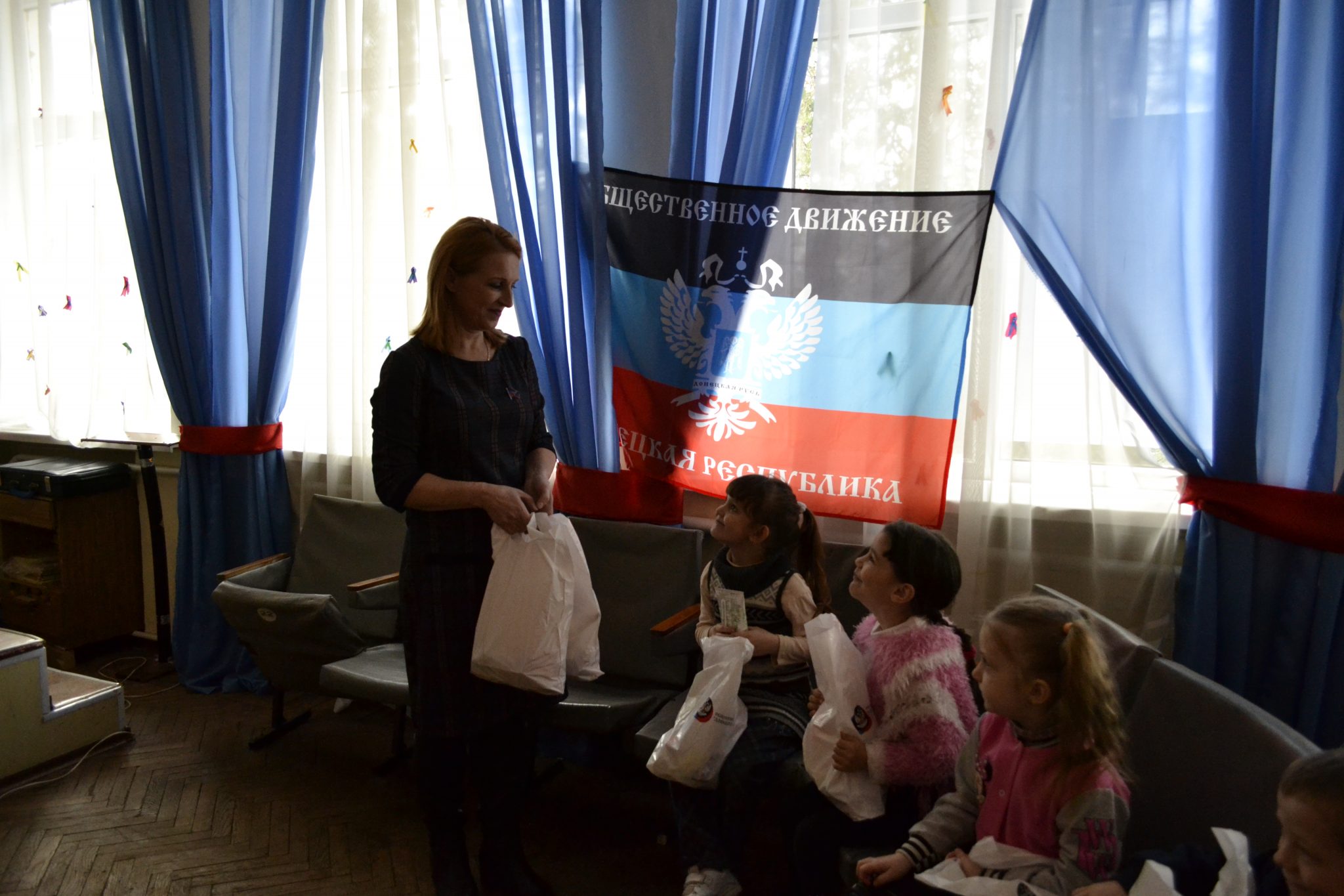 Для детей прифронтового города Докучаевска организована развлекательная программа