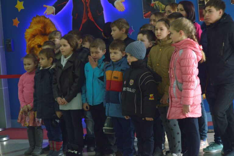 Школьники прифронтового Луково посетили столичный цирк «Космос»