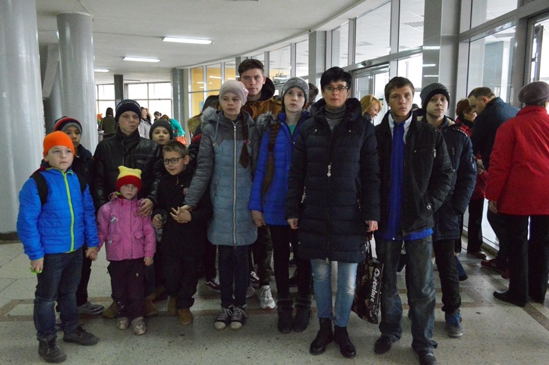 140 детей из прифронтовых районов Донецка и Ясиноватой посетили представление в столичном цирке