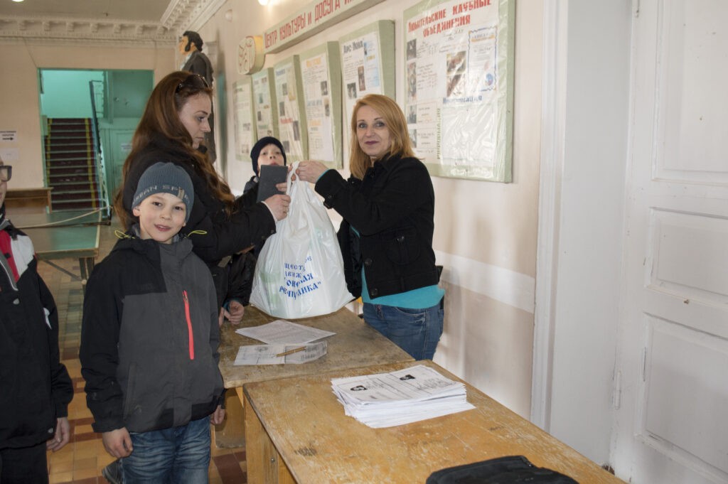 Общественный штаб выдал более 100 наборов бытовой химии нуждающимся семьям в Докучаевске