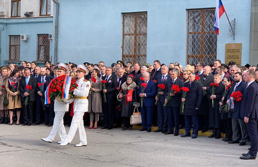 Глава ДНР Денис Пушилин принял участие в многотысячном шествии в Симферополе, посвященном годовщине Общекрымского референдума