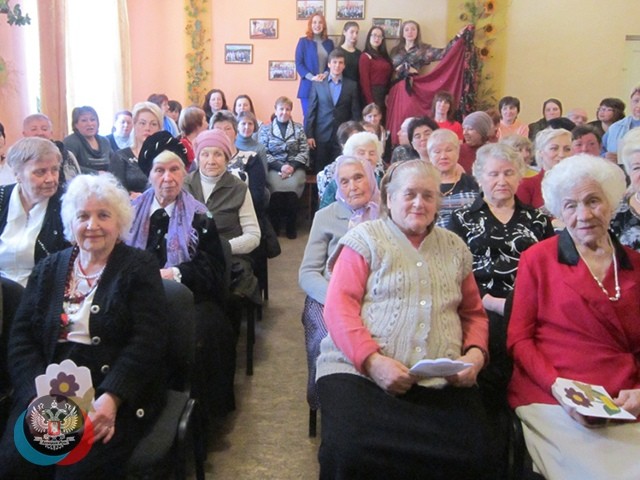 В Территориальном центре социального обслуживания Кировского района Макеевки состоялось праздничное мероприятие, посвященное 8 Марта