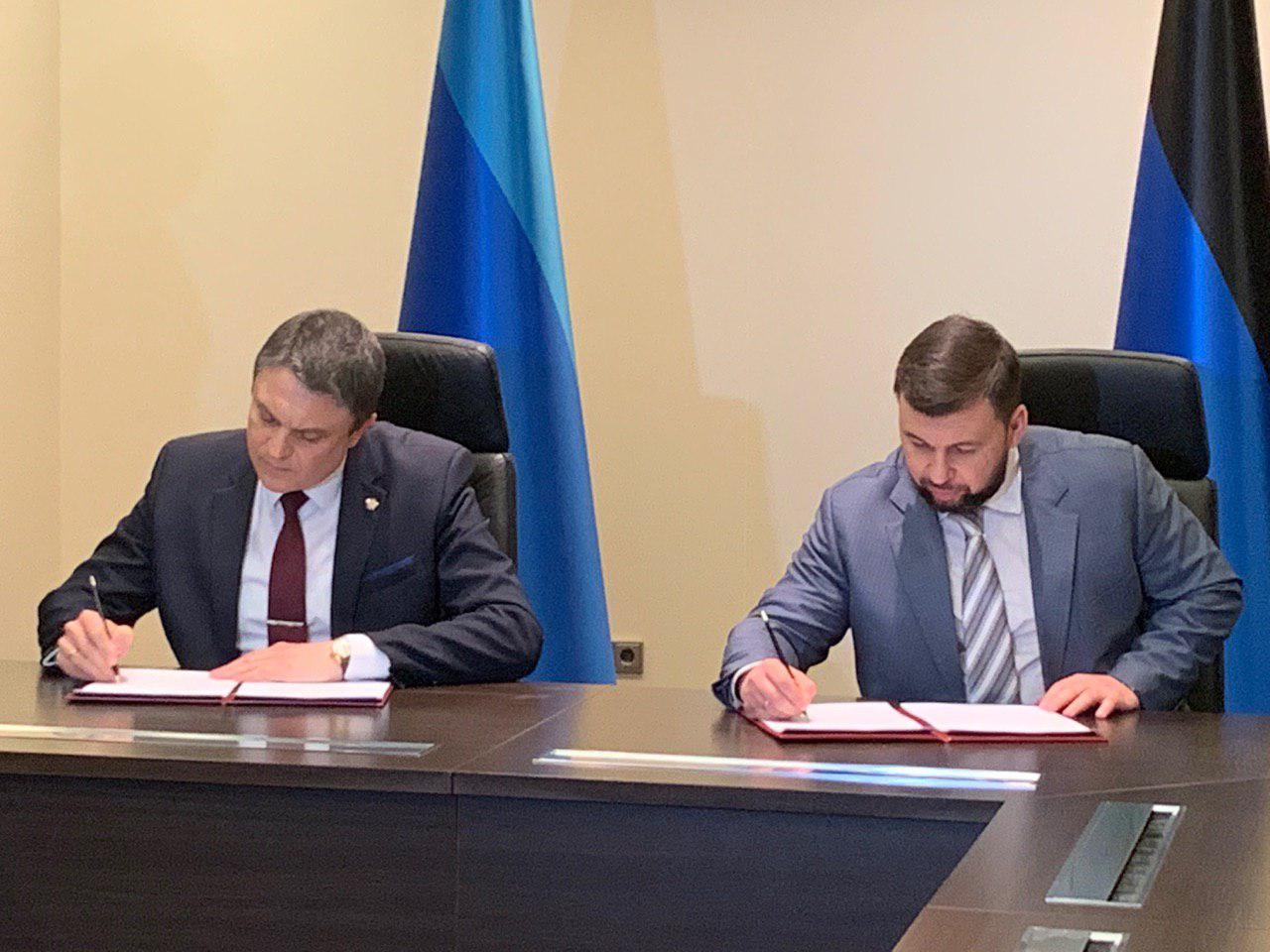 Главы ДНР и ЛНР подписали Меморандум о взаимопонимании и сотрудничестве в сфере железнодорожного транспорта