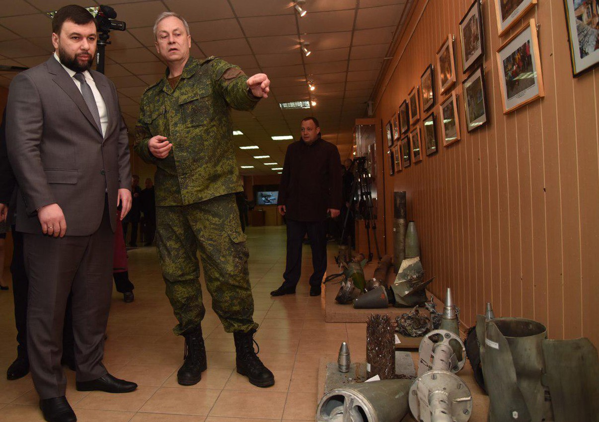Глава ДНР Денис Пушилин посетил выставку, на которой представлены доказательства военных преступлений украинского правительства