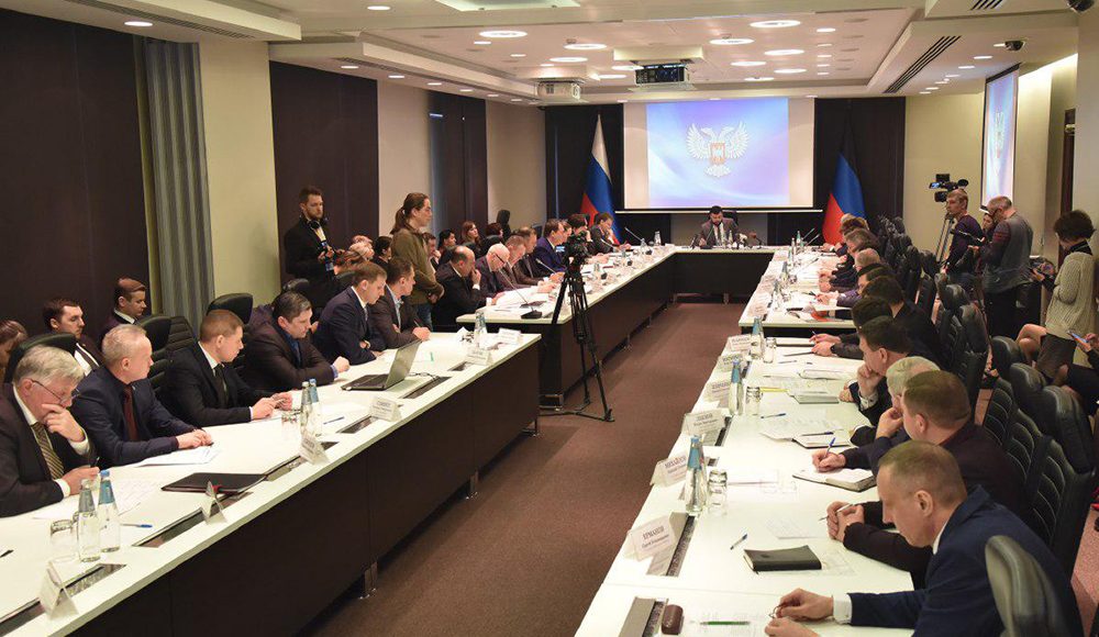 Глава ДНР Денис Пушилин открыл расширенное совещание по вопросам благоустройства городов и районов Республики