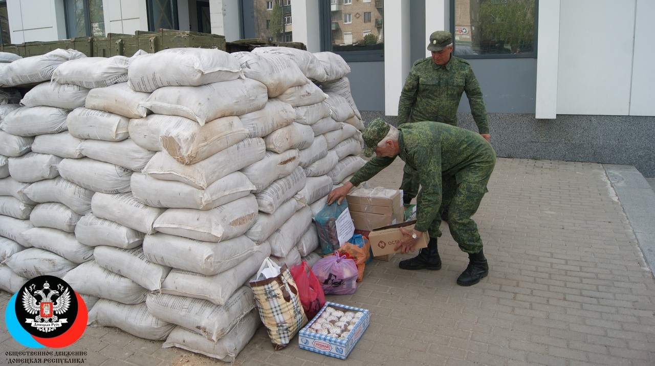 В рамках акции «Посылка солдату» военнослужащим воинской части НМ ДНР в городе Горловка были переданы подарки и открытки в преддверии Пасхи 