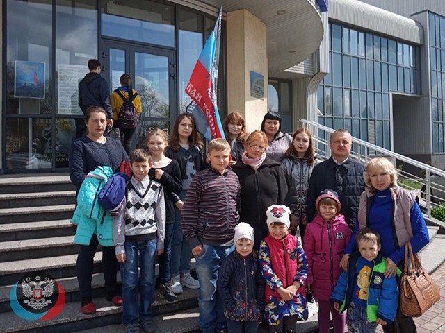 Юные жители Горняцкого района Макеевки познакомились с Солнечной системой и дальним космосом, посетив Донецкий цифровой планетарий