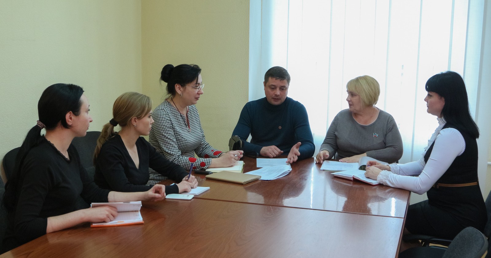 На очередной встрече в Центральном исполкоме ОД «ДР» обсудили вопросы, поступившие из общественной приемной в Калининском районе Донецка
