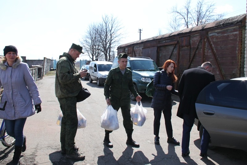 Общественный штаб передал гуманитарную помощь сотрудникам очистных сооружений вблизи Донецкой фильтровальной станции