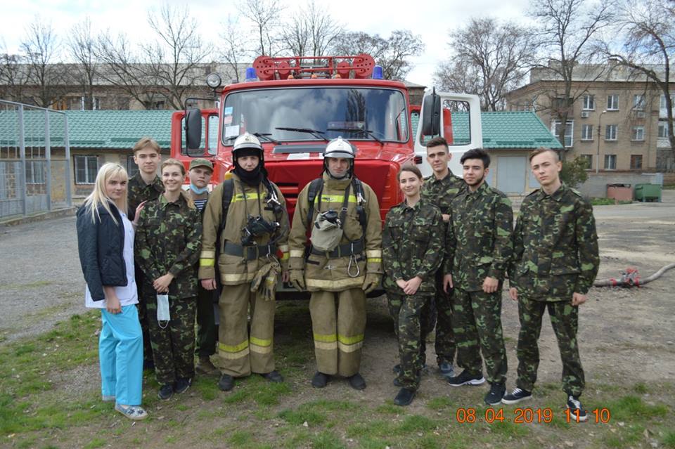 Представители МЧС ДНР провели для детей одной из столичных школ День гражданской обороны и общеобъектовой тренировки