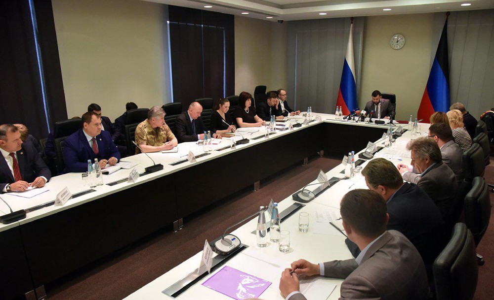 Глава ДНР Денис Пушилин провел совещание по вопросам финансирования ремонта дорог и благоустройства КПП