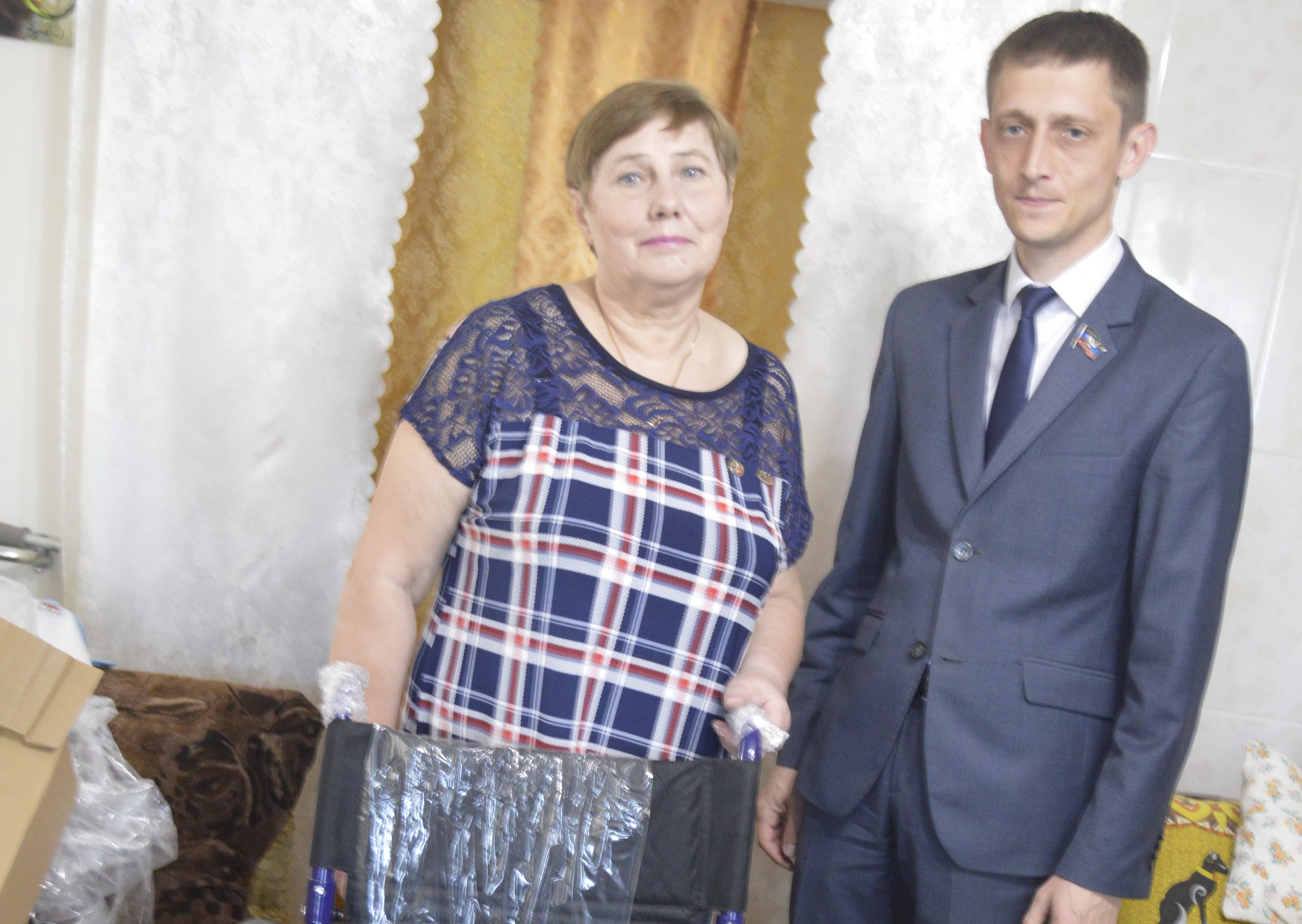 Общественный штаб передал инвалидную коляску жительнице прифронтового поселка Старомихайловка