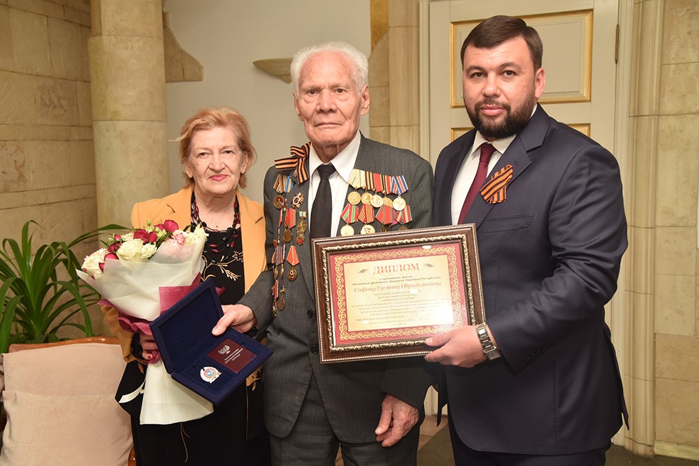 Денис Пушилин поздравил ветерана Великой Отечественной войны Гусмана Сафина с присвоением звания «Почетный гражданин ДНР»