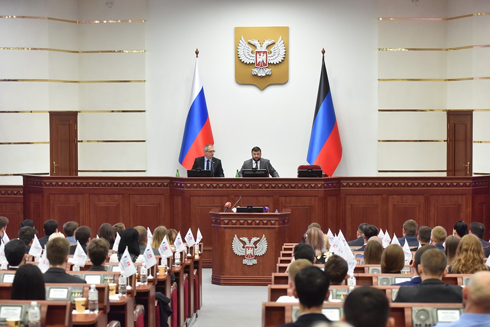 Глава ДНР Денис Пушилин открыл первое заседание Молодежного парламента ДНР