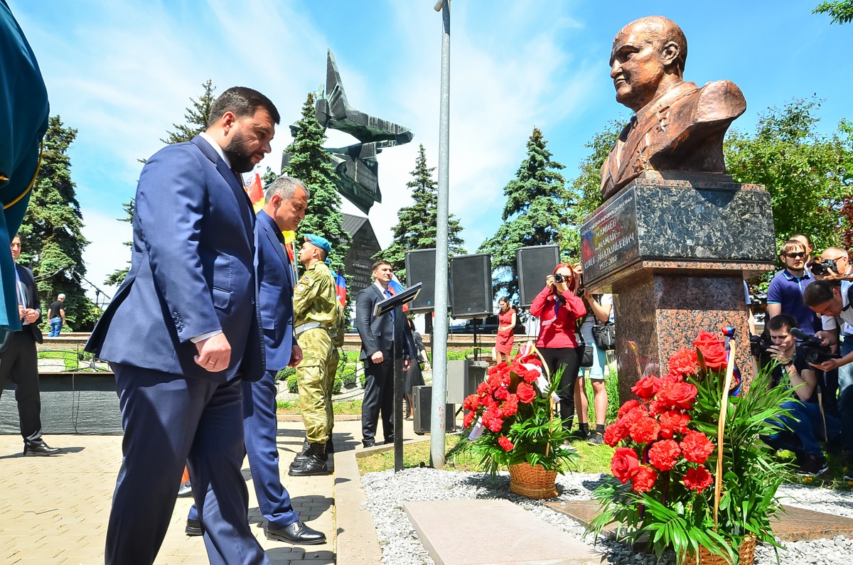 В столичном парке установили бюст Героя ДНР Олега Мамиева