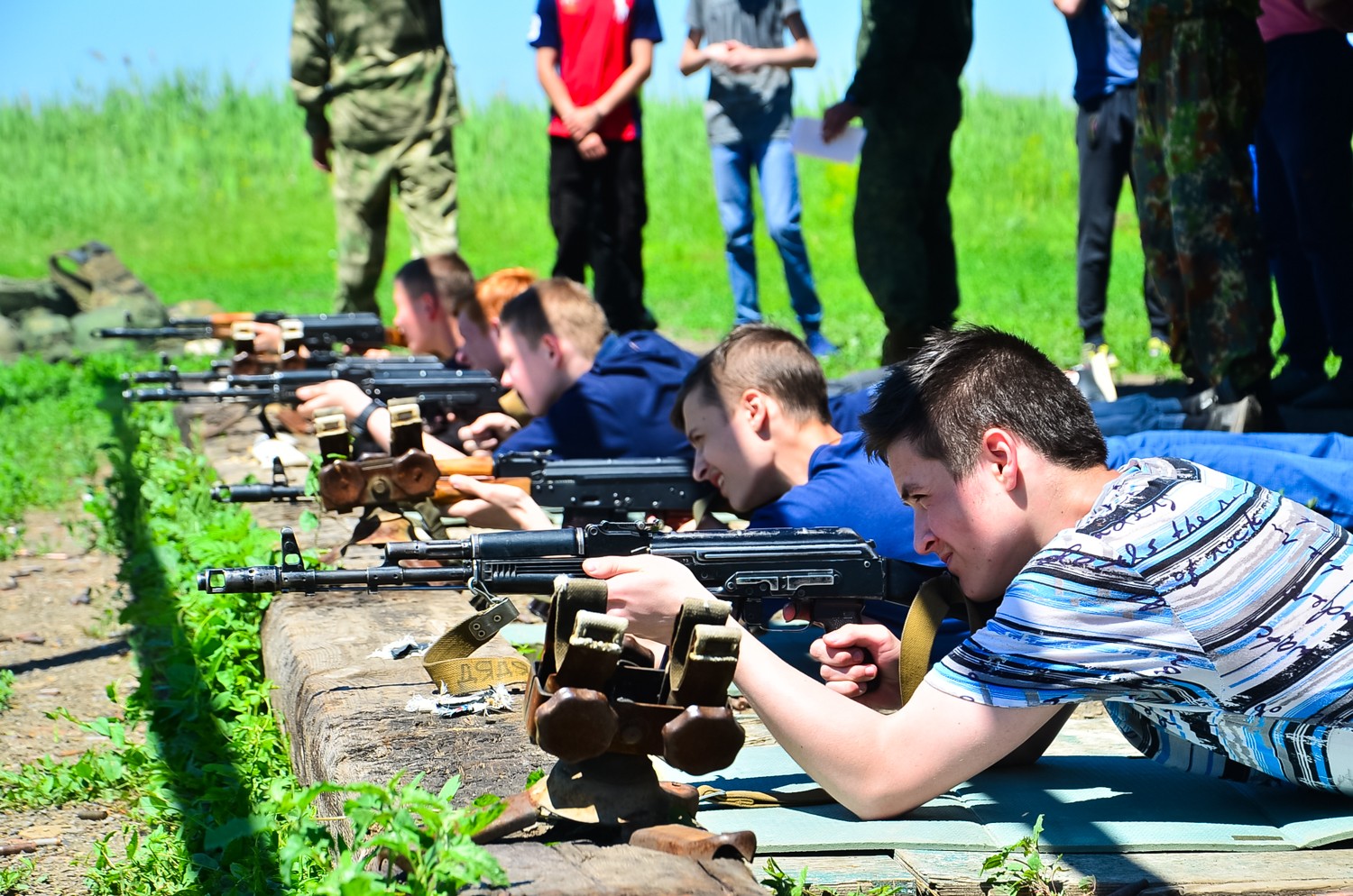 Подготовлен – значит вооружен: старшеклассники Донецка прошли курс начальной военной подготовки