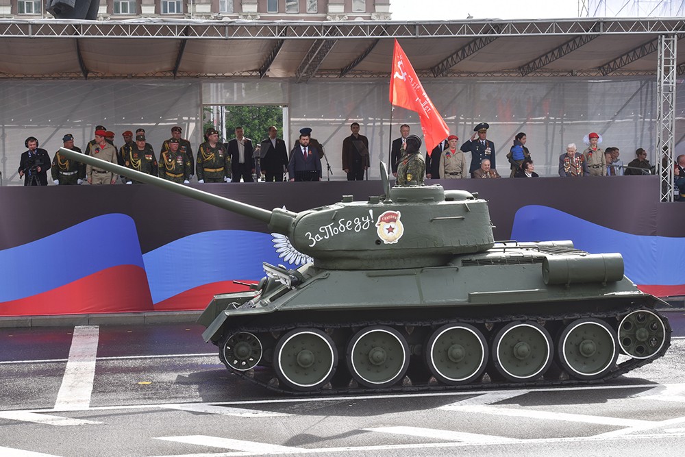 Глава ДНР Денис Пушилин принял участие в военном параде в честь Дня Победы