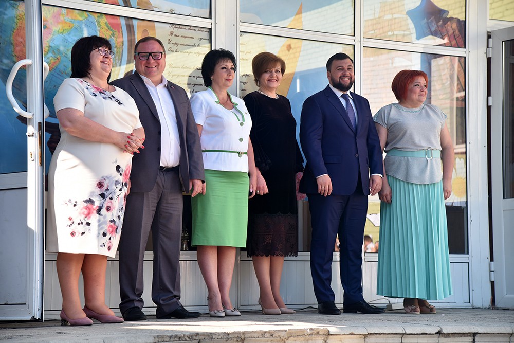 Глава ДНР Денис Пушилин посетил праздник последнего звонка в макеевском лицее «Лидер»