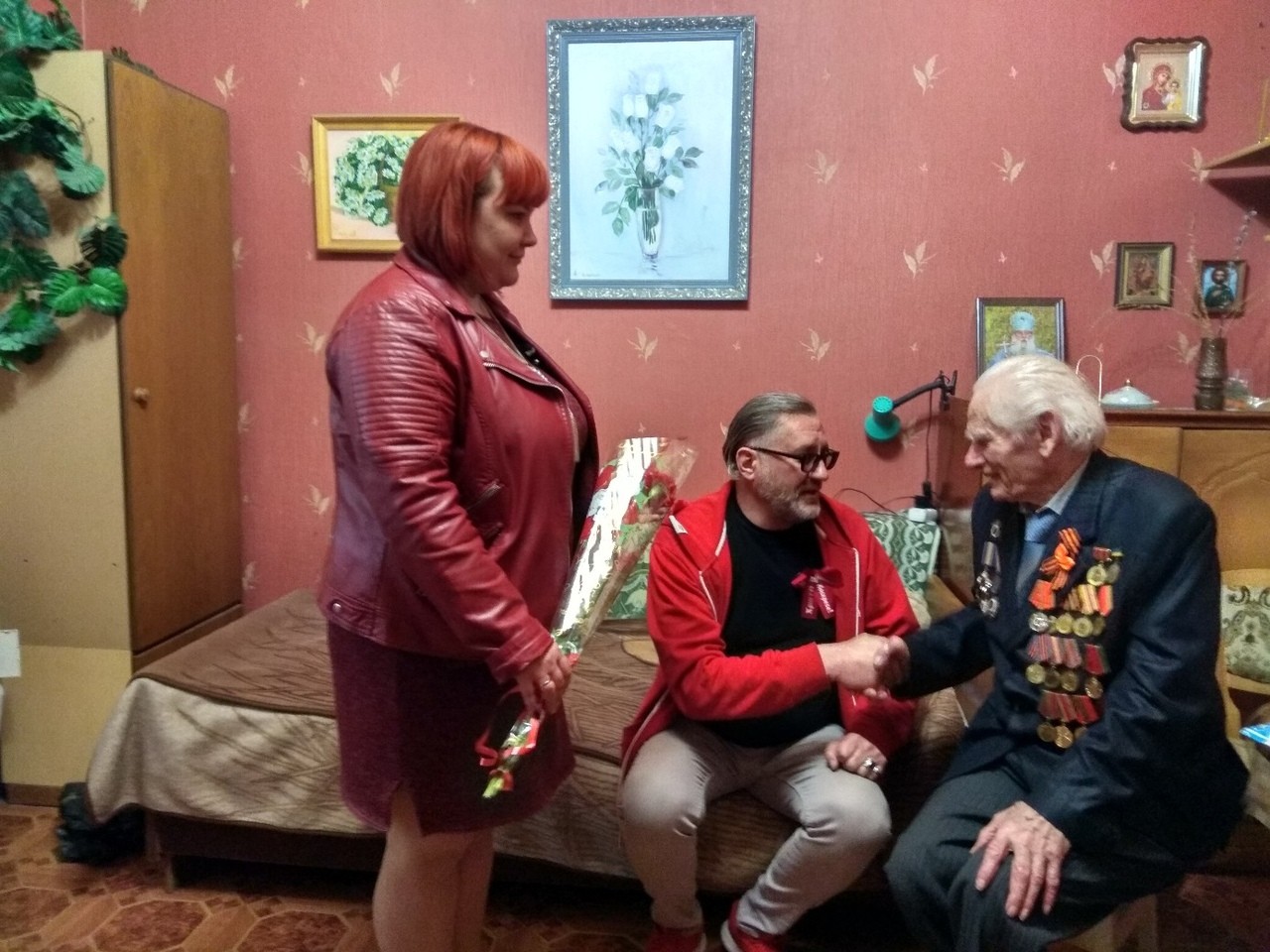 «Мы помним, мы гордимся!»: актив Докучаевского отделения ОД «ДР» поздравил ветерана ВОВ с Днем рождения