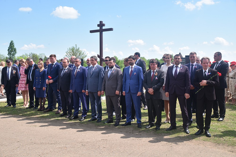 Глава ДНР Денис Пушилин возложил цветы к месту массового захоронения мирных жителей ЛНР – жертв украинской агрессии
