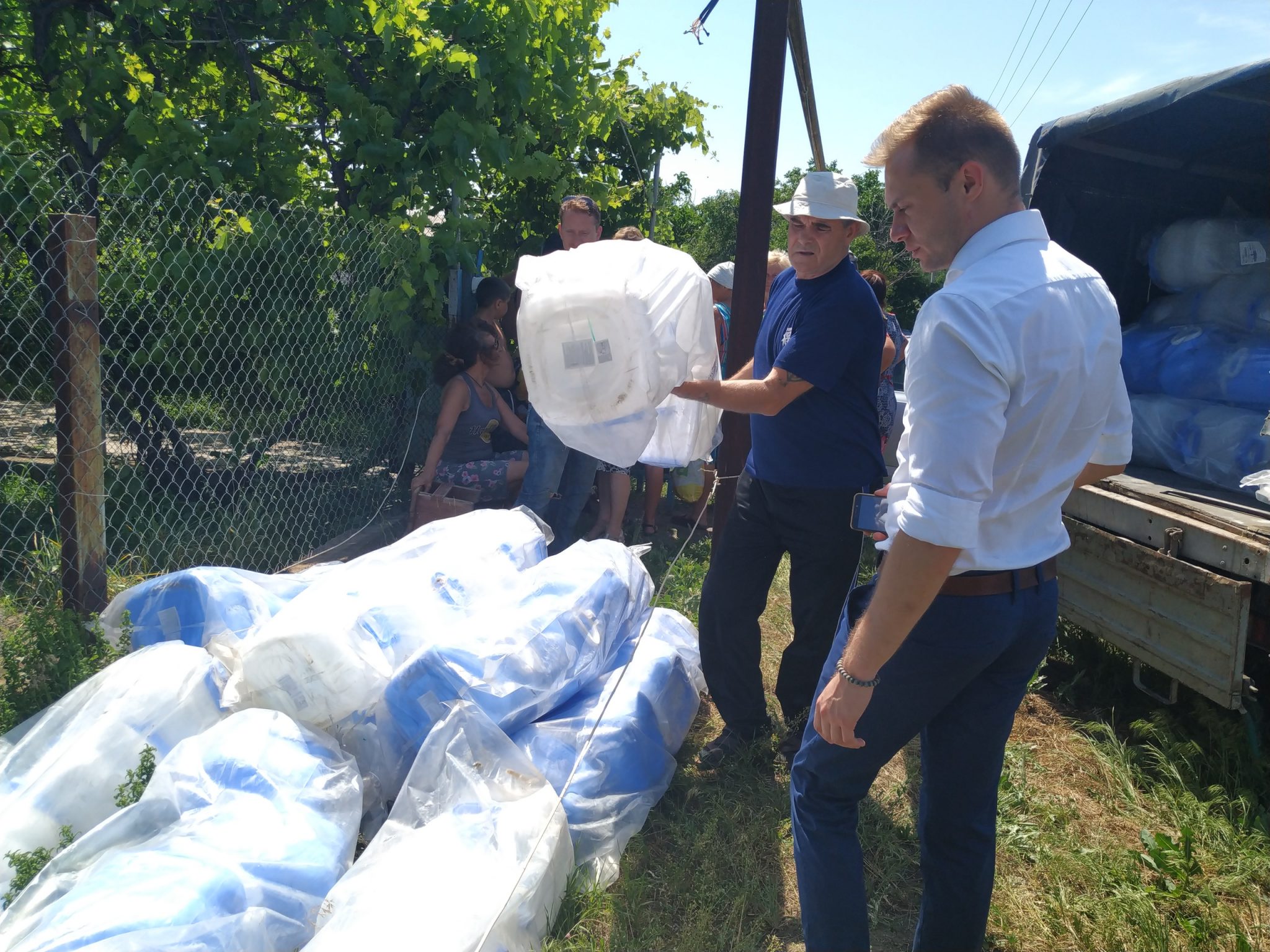 Жителям Новоазовского района были переданы 178 емкостей для хранения воды