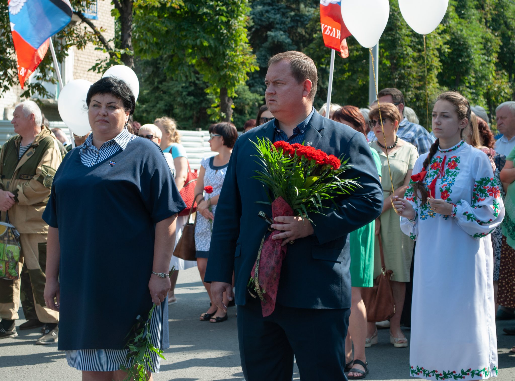 В Снежном почтили память погибших в следствии авиаудара ВСУ горожан