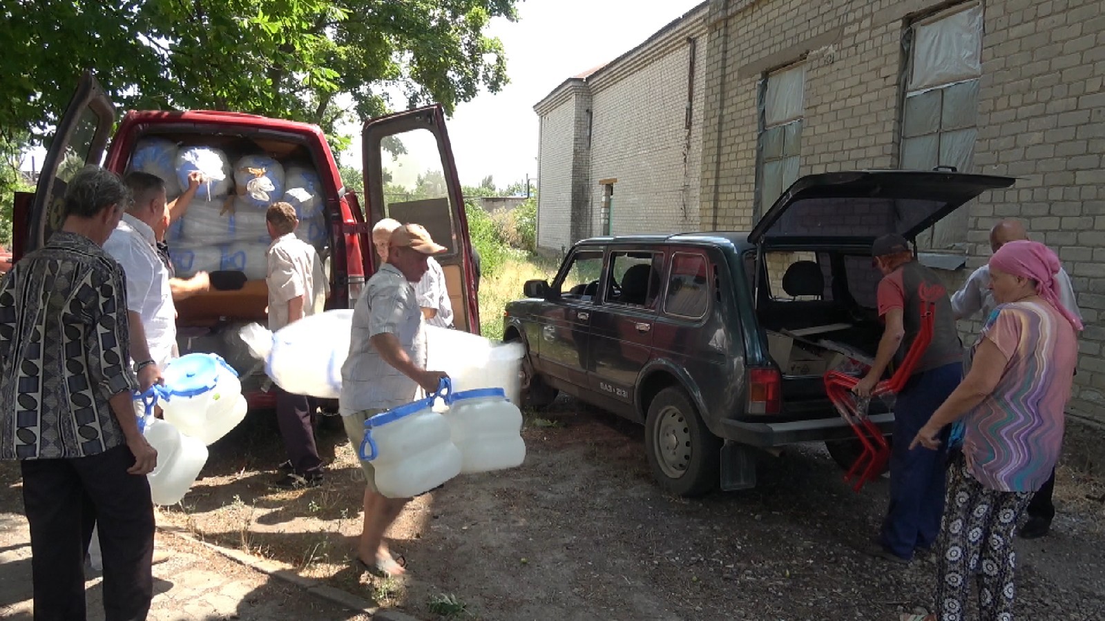 Жители села Коминтерново получили помощь в обеспечении водой