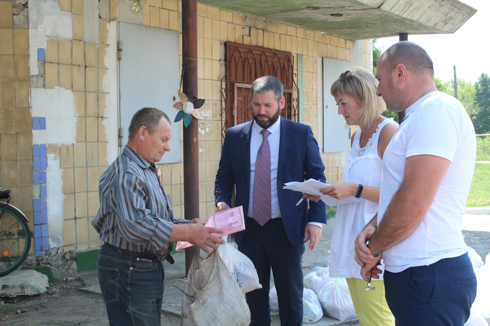 Общественный штаб доставил помощь жителям поселка Красный Партизан