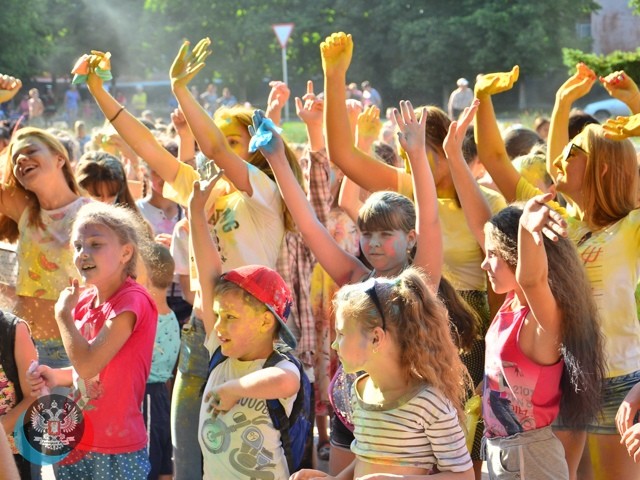 «Сделаем мир добрее»: Более полутысячи жителей Нижней Крынки приняли участие в фестивале красок