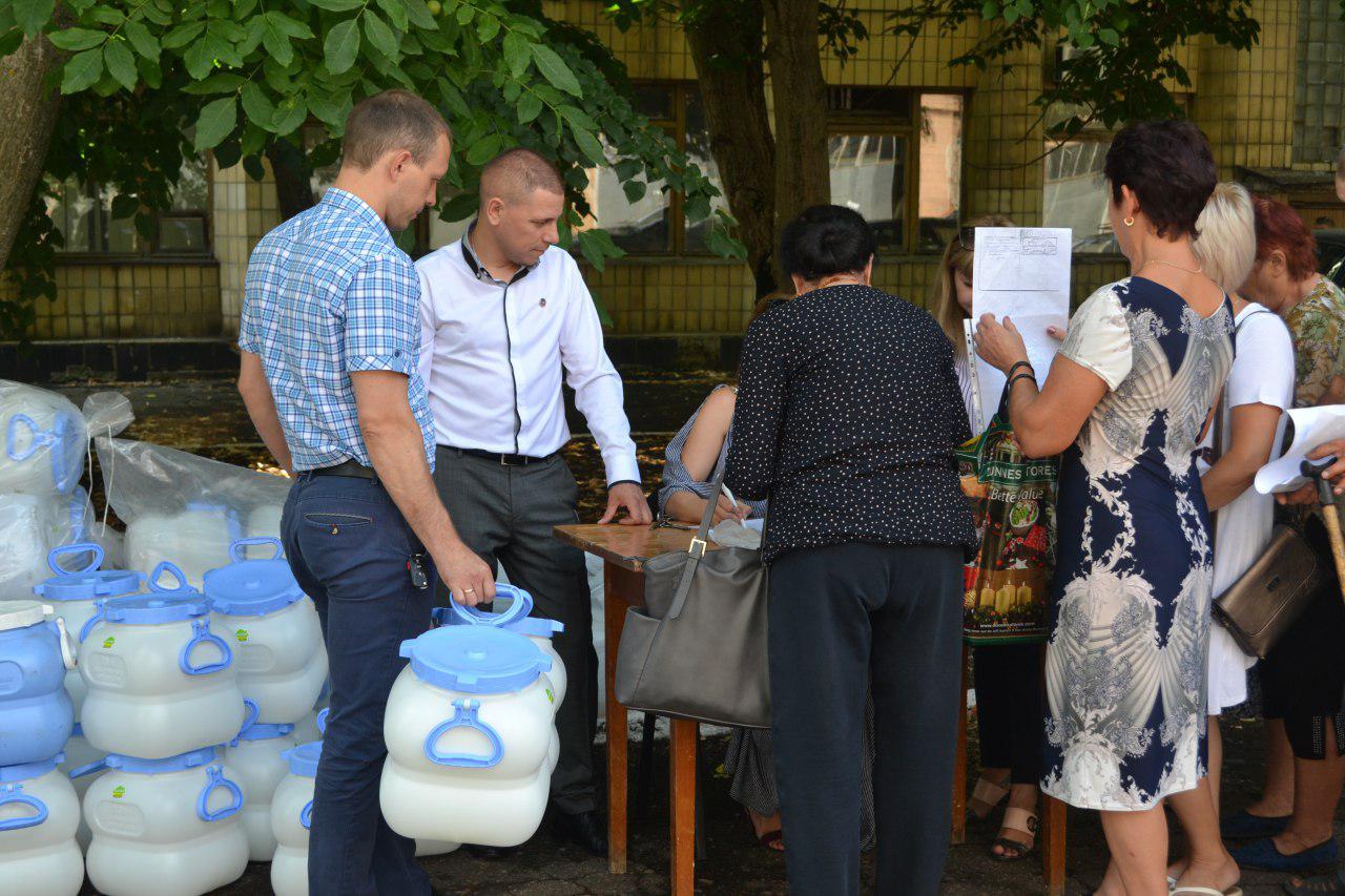 Жителей прифронтового села Старомарьевка обеспечили емкостями для хранения воды