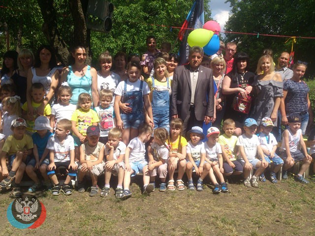 В макеевском детском саду №106 состоялся флешмоб, посвященный Дню семьи, любви и верности