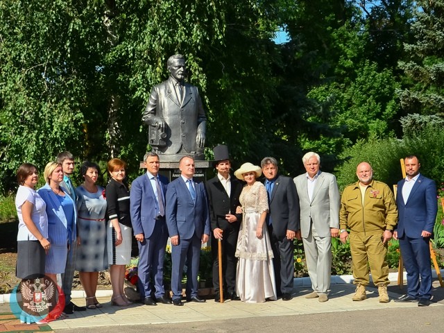 В Макеевке прошло торжественное возложение цветов к памятнику А.А. Ханжонкова