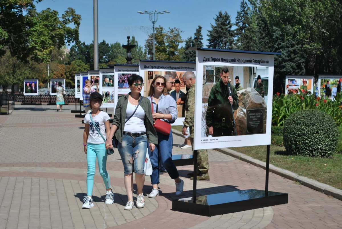 Память о Героях Донецкой Народной Республики представлена в фотографиях
