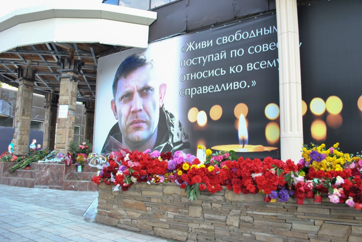 Жители Республики целый день несут цветы к месту гибели Александра Захарченко